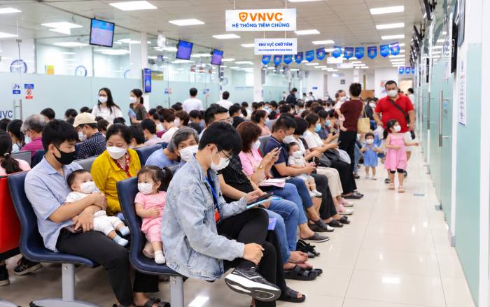 Người dân đưa trẻ nhỏ đến tiêm vaccine tay chân miệng trong những ngày đầu ra mắt vaccine tại VNVC. Ảnh: Trần Minh