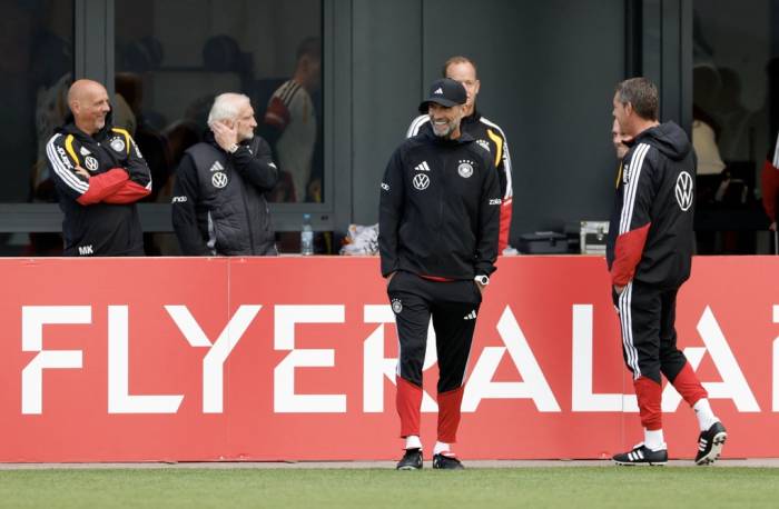 HLV Jurgen Klopp và các trợ lý trong buổi tập của tuyển Đức tại Khu phức hợp Adidas, Herzogenaurach, Đức ngày 22/9/2026. Ảnh: Reuters