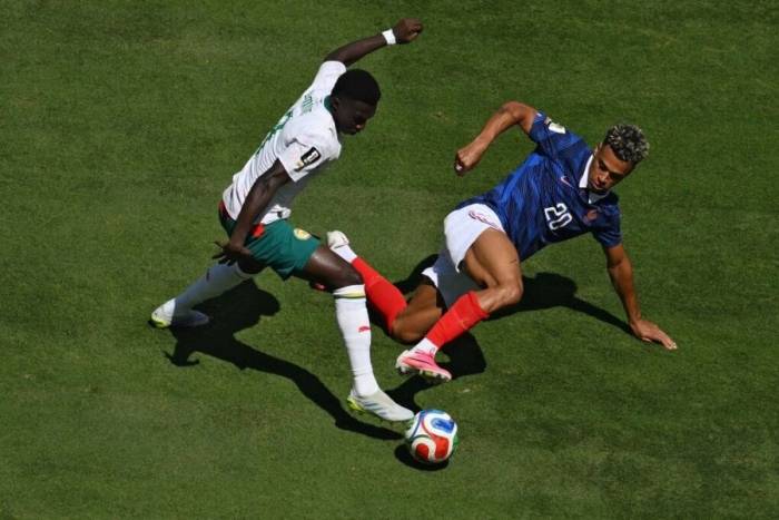 Lamine Camara tranh bóng với Desire Doue trong trận Senegal gặp Pháp ở bảng I World Cup 2026 trên sân New York/New Jersey, East Rutherford, Mỹ ngày 16/6/2026. Ảnh: AFP