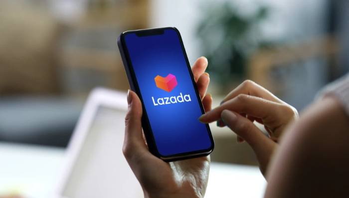 Người dùng sử dụng ứng dụng Lazada trên smartphone. Ảnh: Lazada