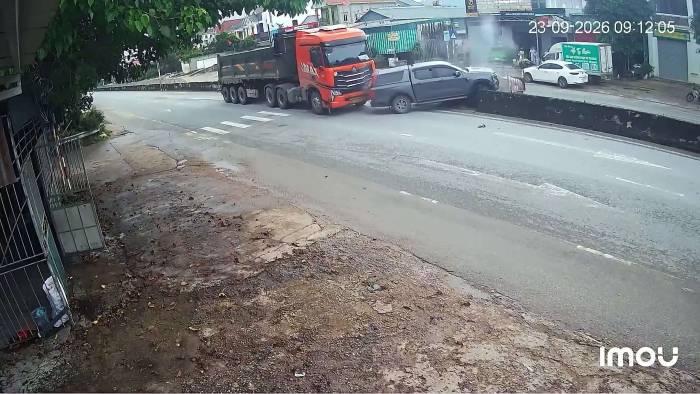 Xe bồn đẩy xe bán tải lên dải phân cách