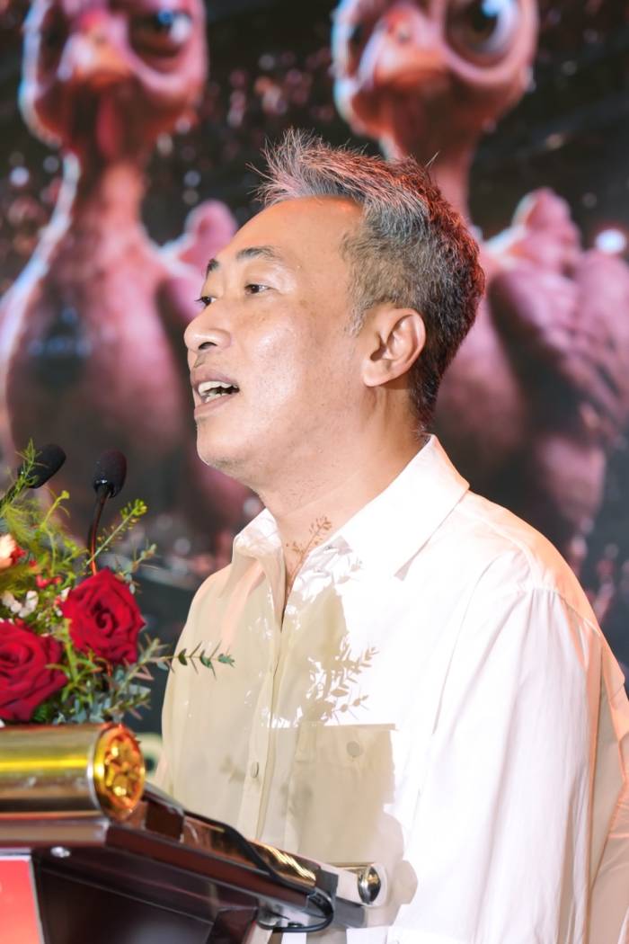 Đạo diễn Quang Dũng ở sự kiện ra mắt chuỗi dự án mới tại TP HCM. Ảnh: Airo