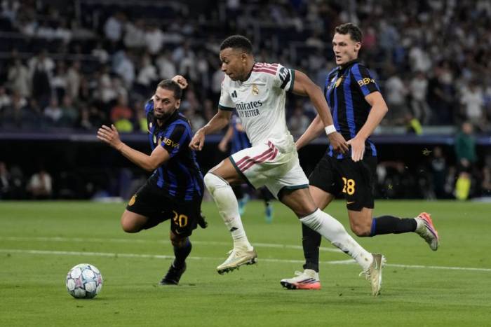Kylian Mbappe đi bóng trước khi theo kèm của Hakan Calhanoglu và Benjamin Pavard trong trận đấu Champions League gặp Inter Milan tại sân Bernabeu, Madrid, Tây Ban Nha, ngày 8/9/2026. Ảnh: AP