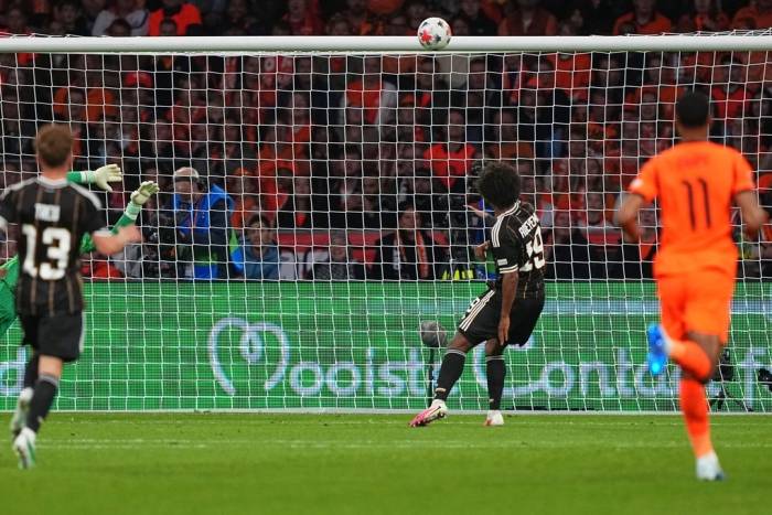Karim Adeyemi của Đức bỏ lỡ cơ hội ghi bàn khi đối mặt thủ môn trong trận gặp Hà Lan tại UEFA Nations League ở sân Johan Cruyff, Amsterdam, Hà Lan, ngày 24/9/2026. Ảnh: AP