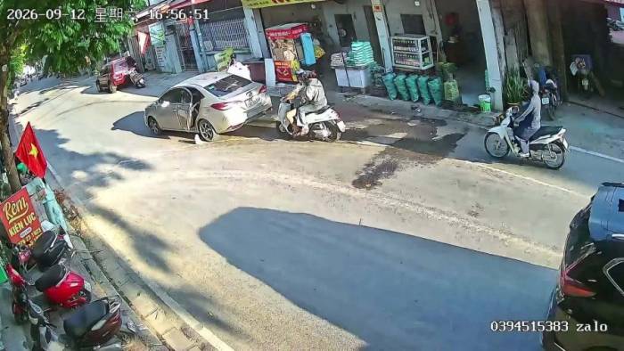 Ôtô dừng giữa đường để người ngồi sau vứt rác 