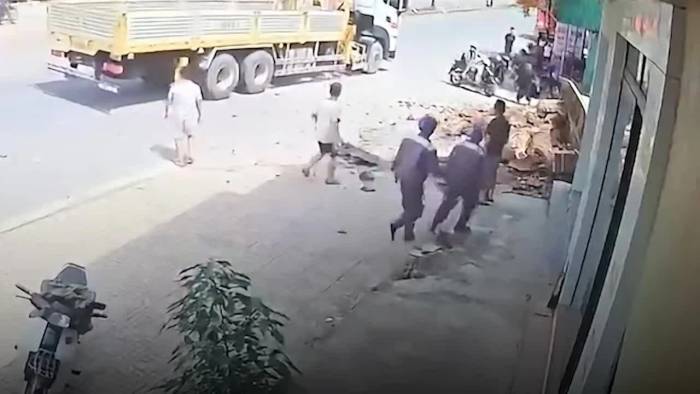 Nam sinh bị cổng làng đè được bác sĩ 'nuôi' bàn tay vào chân