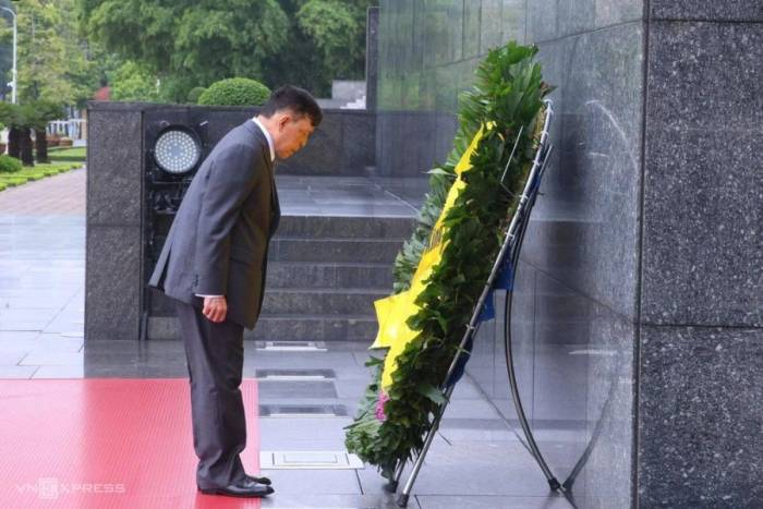 Vua Thái Lan Maha Vajiralongkorn Phra Vajiraklaochaoyuhua đặt vòng hoa tưởng niệm Chủ tịch Hồ Chí Minh sáng 16/9. Ảnh: Giang Huy