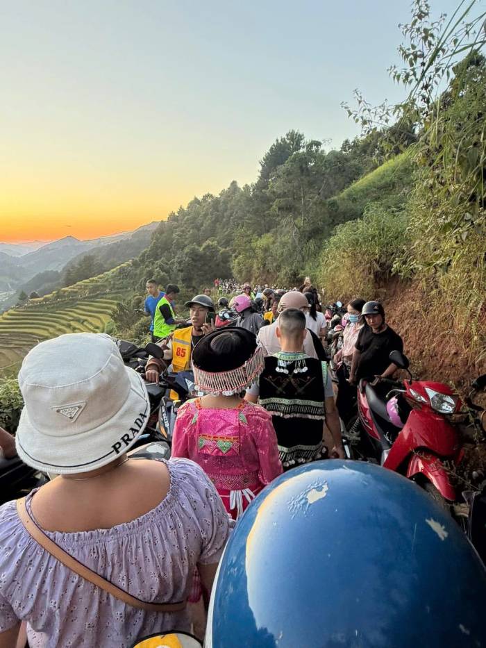 Du khách chen nhau trên đường vào đồi Móng Ngựa. Ảnh: Ad29
