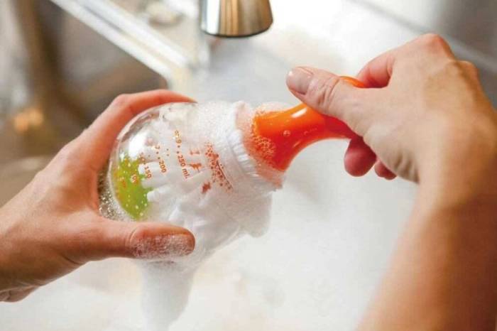 Những góc khuất bên trong bình sữa đôi khi bị bỏ qua. Ảnh: Fatzbaby