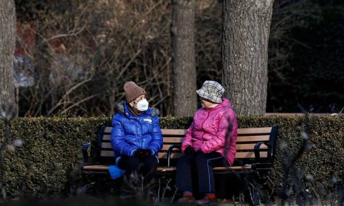 Người cao tuổi trò chuyện tại công viên ở Bắc Kinh, Trung Quốc, ngày 16/1/2024. Ảnh: Reuters