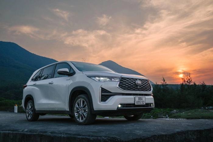 Innova Cross HEV tại Việt Nam. Ảnh: TMV
