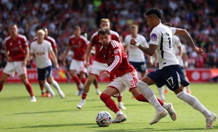 Tiền đạo cánh Tottenham Savio (số 17) đi bóng trước hậu vệ Nottingham Forest Neco Williams (số 3) trong trận hòa 0-0 trên sân City Ground, Nottingham ở vòng 3 Ngoại hạng Anh ngày 5/9/2026. Ảnh: AFP