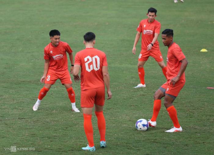 Việt kiều Pháp Nguyễn Adou Legley Minh (phải) tập luyện cùng đội tuyển Việt Nam tại sân Trung tâm đào tạo bóng đá trẻ Việt Nam (VYS), Hà Nội ngày 22/9/2026. Ảnh: Hiếu Lương