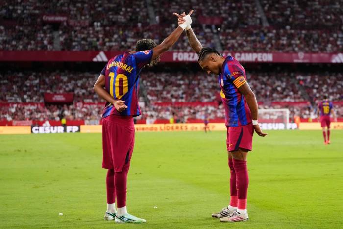 Raphinha (phải) mừng bàn thắng cùng Yamal trong trận Barca thắng Sevilla trên sân Ramon Sanchez Pizjuan, Seville, Tây Ban Nha ngày 19/9/2026. Ảnh: AP