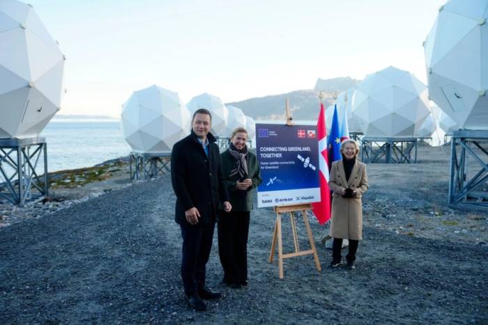 Từ trái qua phải: Thủ hiến Greenland Jens -Frederik Nielsen, Thủ tướng Đan Mạch Mette Frederiksen và Chủ tịch Ủy ban châu Âu Ursula von der Leyen tại Nuuk ngày 7/9. Ảnh: AP