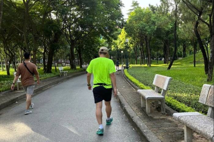 Đi bộ là hình thức vận động đơn giản, ít tốn kém và phù hợp với nhiều người