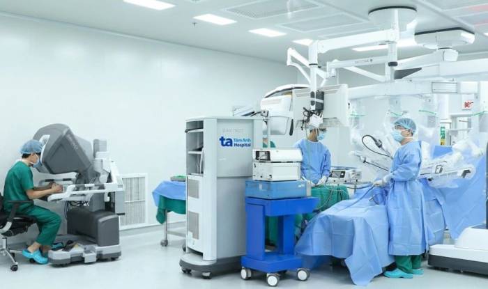 Phó giáo sư Vĩnh (bên trái) cùng êkíp phẫu thuật cắt thùy phổi cho người bệnh. Ảnh: Bệnh viện cung cấp