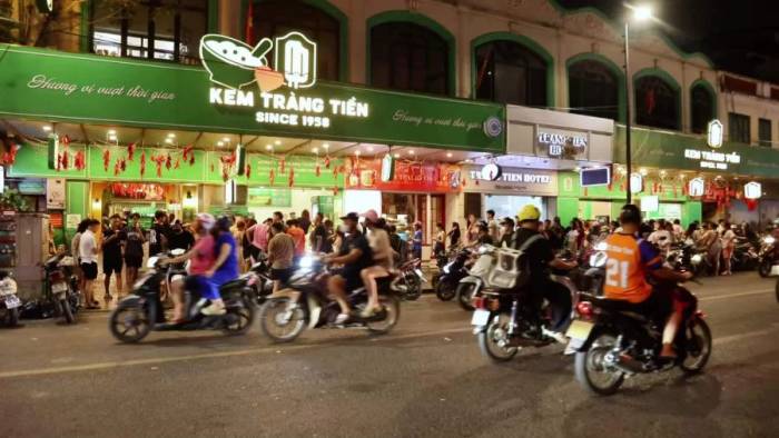 Hàng dài người dân, du khách chờ mua que kem cuối cùng tại số 35 Tràng Tiền, Hà Nội