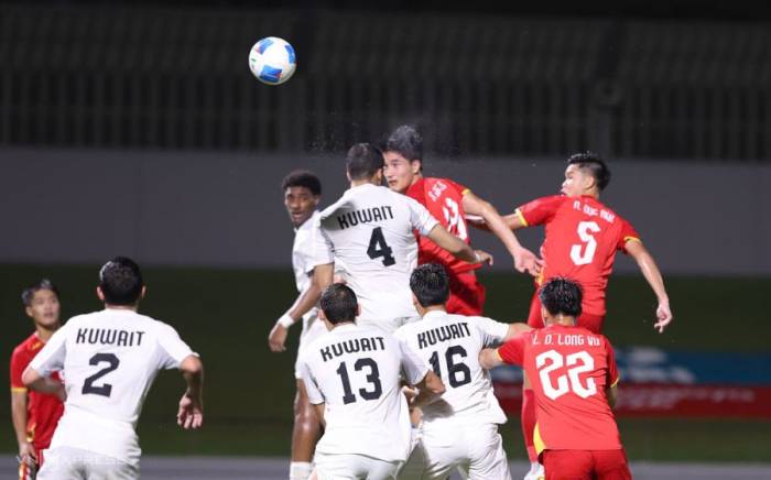 Tiền đạo Việt Nam Nguyễn Ngọc Mỹ (8) đánh đầu ghi bàn trong trận hòa Kuwait 1-1 ở lượt ra quân bảng C bóng đá nam ASIAD 2026, trên sân Nagoya Minato, Nhật Bản ngày 15/9/2026. Ảnh: Đồng Hồ