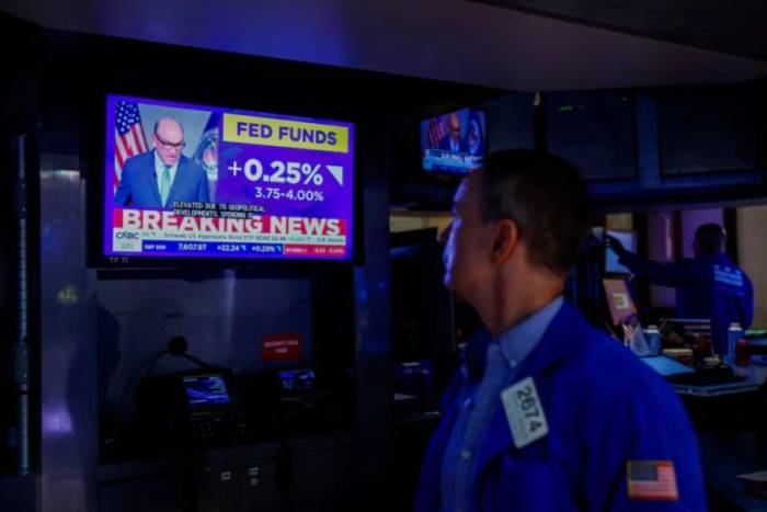 Nhân viên giao dịch trên sàn chứng khoán New York xem thông báo từ Fed hôm 16/9. Ảnh: Reuters