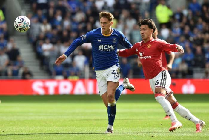 Trung vệ Lisandro Martinez của Man Utd tranh bóng trong trận đấu với Everton tại Ngoại hạng Anh trên sân Hill Dickinson, Liverpool, Anh, ngày 6/9/2026. Ảnh: AFP