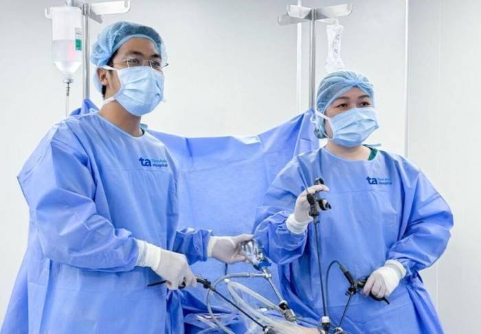 Bác sĩ Thanh Tâm (phải) cùng ê kíp phẫu thuật cắt tuyến sinh dục cho Hân. Ảnh: Bệnh viện Đa khoa Tâm Anh