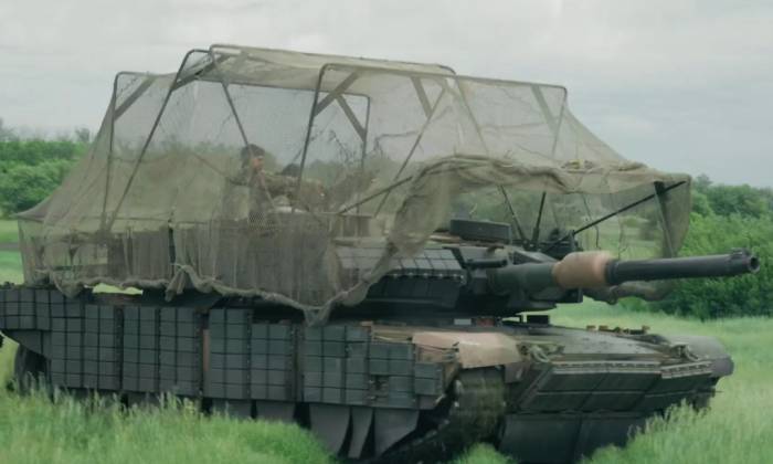 Xe tăng M1A1 Abrams Ukraine với lưới chống drone và giáp phản ứng nổ trong ảnh công bố ngày 3/9. Ảnh: Hromadske