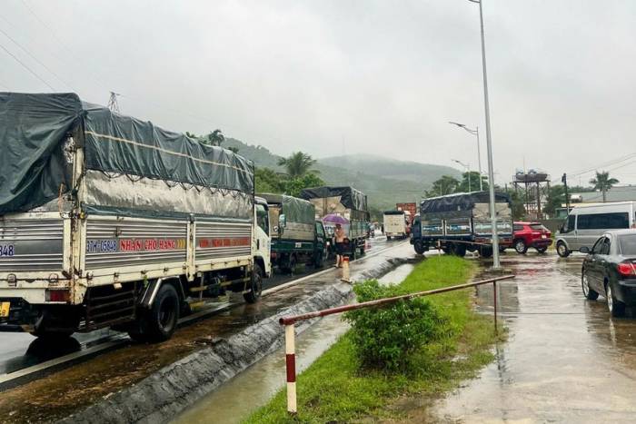 Quốc lộ 48 đoạn qua thị xã Thái Hòa (cũ) ngập khiến nhiều phương tiện di chuyển từ Vinh lên phải ùn ứ, phải quay đầu, sáng 16/9. Ảnh: Hùng Lê