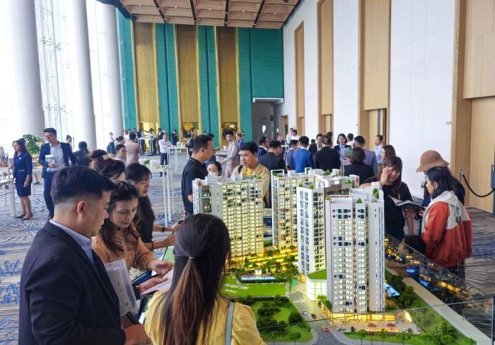 Môi giới tư vấn khách hàng tại một dự án bất động sản. Ảnh: Phương Uyên
