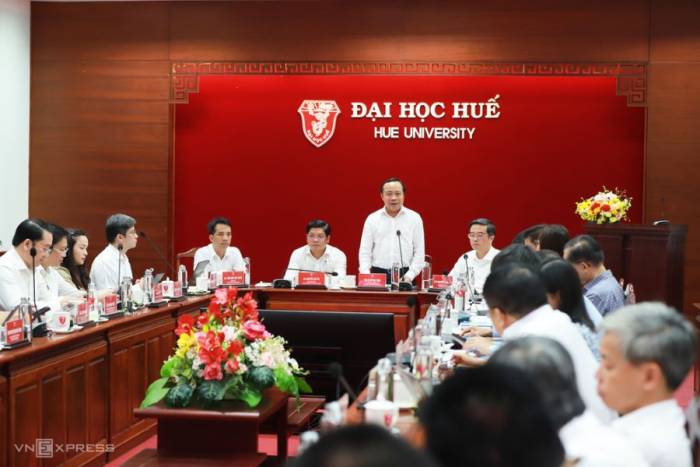 Bộ trưởng Khoa học và Công nghệ Vũ Hải Quân làm việc với Đại học Huế. Ảnh: Võ Thạnh