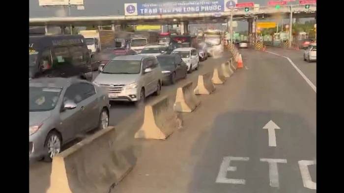 Ba ôtô tông liên hoàn, cao tốc TP HCM - Long Thành ùn tắc hơn 3 km