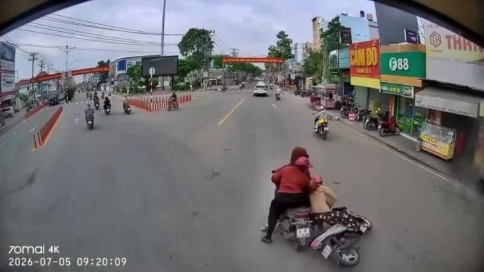 Hai xe máy chuyển hướng mắc vào nhau