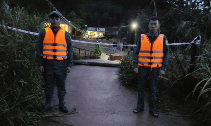 Chính quyền rào chắn hiện trường sạt lở. Ảnh: Hoài Thanh