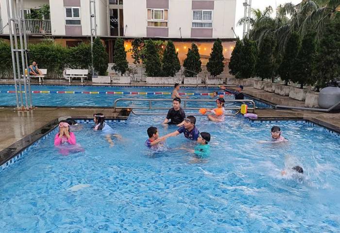 Bơi lội kích thích xương trẻ phát triển, tăng cao tốt. Ảnh: Kim Uyên