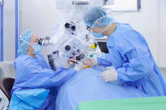 GS Chung Thủy đang phẫu thuật cấy điện cực ốc tai cho bệnh nhi qua kính vi phẫu ứng dụng AI. Ảnh: Bệnh viện Đa khoa Tâm Anh