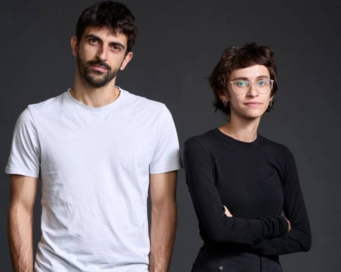 Hai đạo diễn Yuval Abraham (trái) và Rachel Szor. Ảnh: Guardian