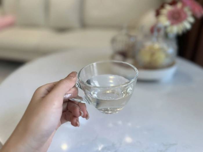 Uống nước sau khi thức dậy giúp cơ thể bổ sung lượng dịch đã mất trong đêm. Ảnh: Ngọc Phạm