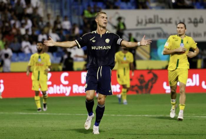 Cristiano Ronaldo (áo đen) phản ứng trong trận Al Nassr hòa Al Khaleej 1-1 ở vòng bảy Saudi Pro League trên Prince Mohammed bin Fahd Stadium, Dammam, Arab Saudi ngày 12/9/2026. Ảnh: Reuters