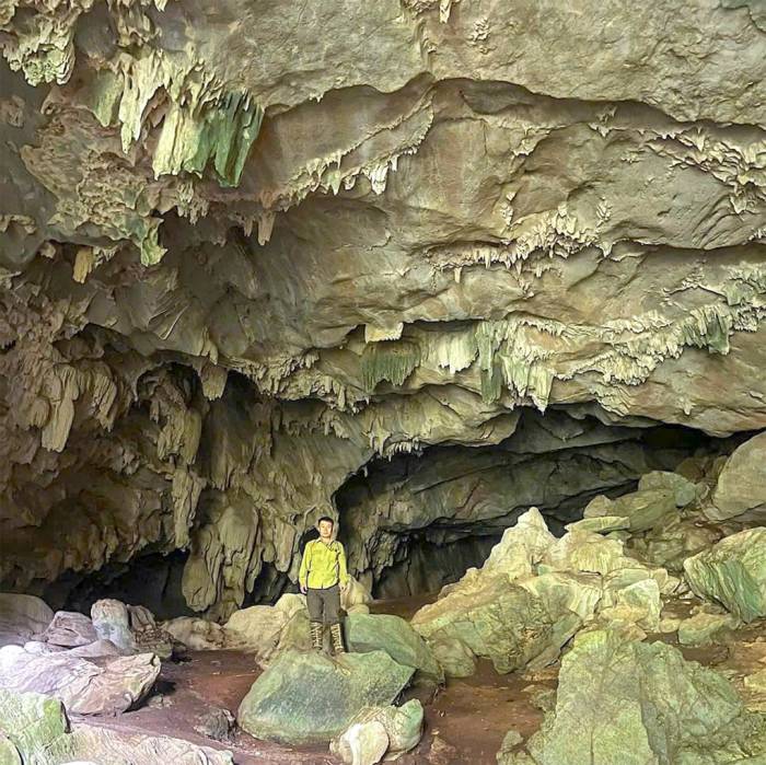 Bên ngoài cửa hang. Ảnh: Lữ Viên