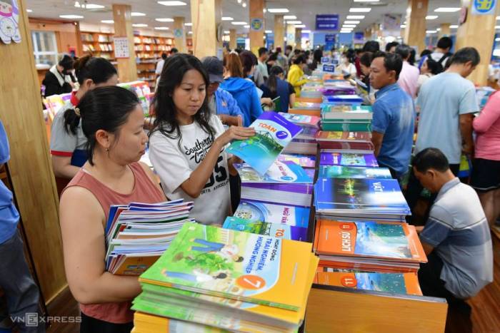 Phụ huynh, học sinh chen chân mua sách giáo khoa tại Nhà sách và Thiết bị Trường học Nguyễn Tri Phương, TP HCM, chiều 19/8/2026. Ảnh: Thanh Tùng