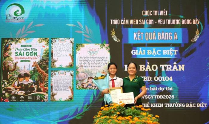 Bà Vũ Thị Hương Giang - Giám đốc Thảo Cầm Viên Sài Gòn - trao giải cho học sinh Hồ Bảo Trân. Ảnh: Hà Thanh Vân