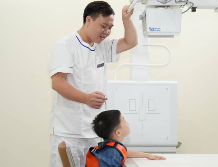Một trẻ nhỏ chụp X-quang tuổi xương. Ảnh minh họa: Phòng khám Đa khoa Tâm Anh Cầu Giấy