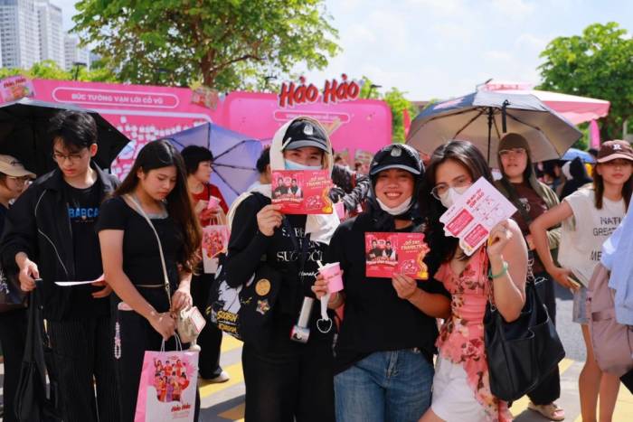 Nhiều người có mặt từ sáng sớm để săn vé xem Soobin, Trọng Hiếu biểu diễn. Ảnh: Acecook