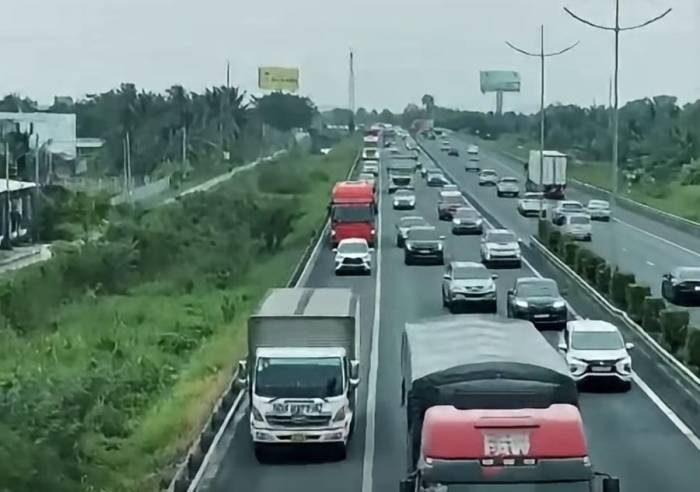 Cảnh sát mở đường để ôtô chạy vào làn khẩn cấp trên cao tốc TP HCM - Trung Lương hướng từ miền tây về thành phố để giảm ùn tắc. Ảnh: Cục CSGT