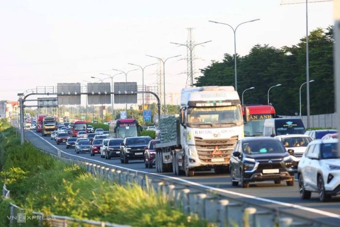 Dòng phương tiện di chuyển về trung tâm Hà Nội trên cao tốc Pháp Vân - Cầu Giẽ. chiều 2/9. Ảnh: Việt An
