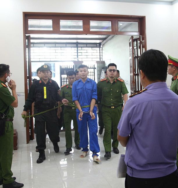 Công an Đồng Nai cùng Viện kiểm sát cùng cấp thực nghiệm hiện trường vụ án. Ảnh: Thái Hà
