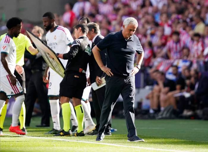 HLV Jose Mourinho ở khu kỹ thuật trong trận Atletico Madrid – Real Madrid trên sân Metropolitano, Madrid, Tây Ban Nha ngày 20/9/2026. Ảnh: Reuters
