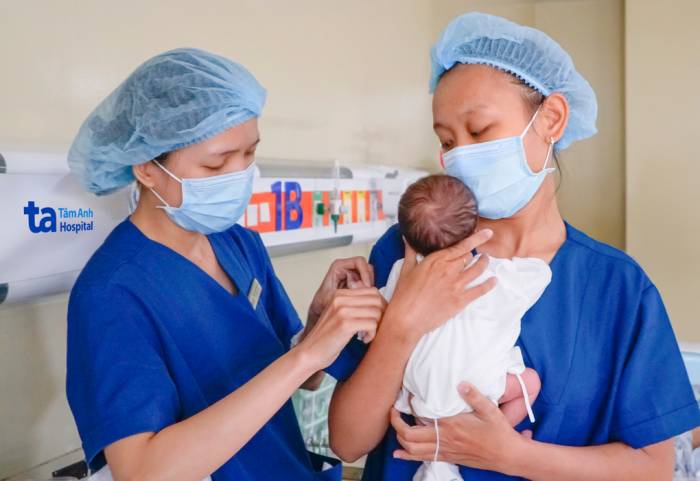 Các điều dưỡng chăm sóc cho bé tại Đơn vị Hồi sức Sơ sinh (NICU). Ảnh: Bệnh viện Đa khoa Tâm Anh