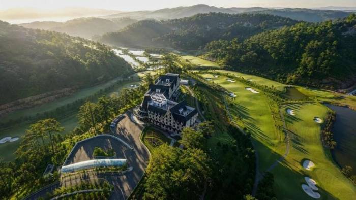 Toàn cảnh sân golf và khách sạn Swiss-Belresort Tuyền Lâm. Ảnh: Sam Tuyền Lâm