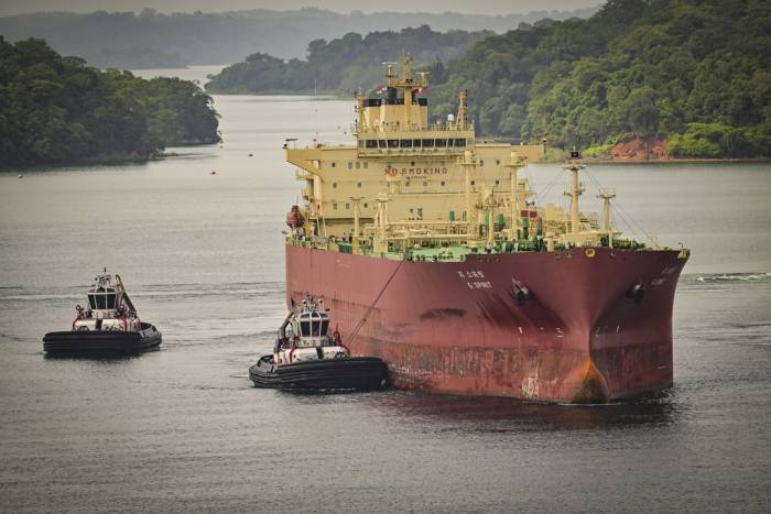 Tàu chở LNG tiến vào âu thuyền Agua Clara trên kênh đào Panama ngày 1/9. Ảnh: AFP
